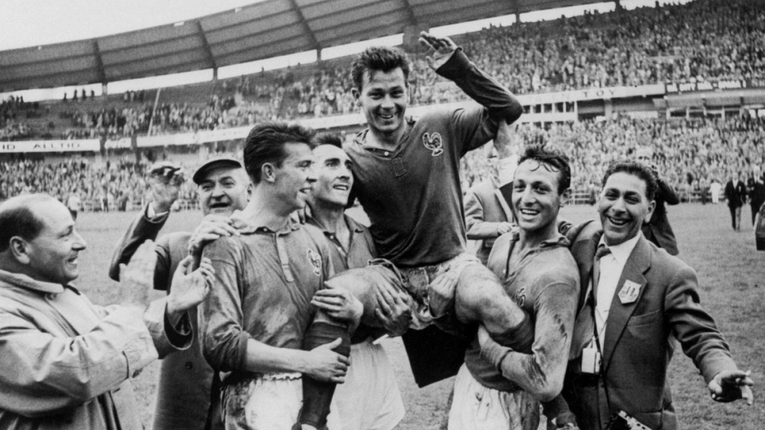 Just Fontaine świętujący razem z kolegami po strzeleniu czterech goli w meczu o trzecie miejsce MŚ 1958.