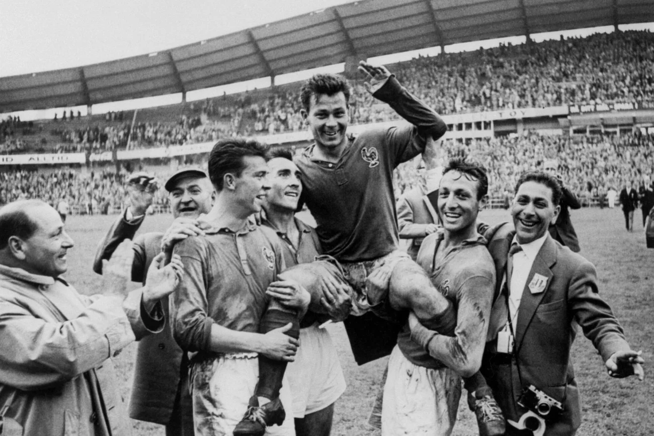 Just Fontaine świętujący razem z kolegami po strzeleniu czterech goli w meczu o trzecie miejsce MŚ 1958.