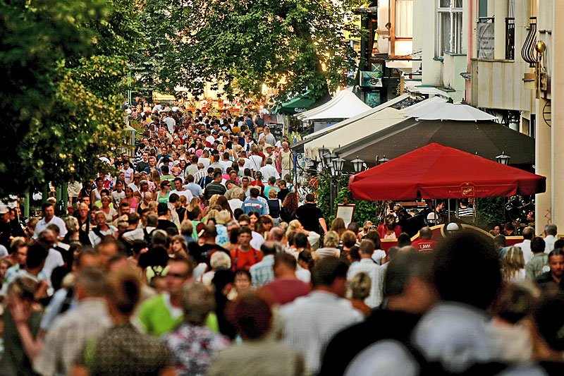 Mimo wzrastających na popularnym Monciaku w Sopocie wciąż jest tłoczno.