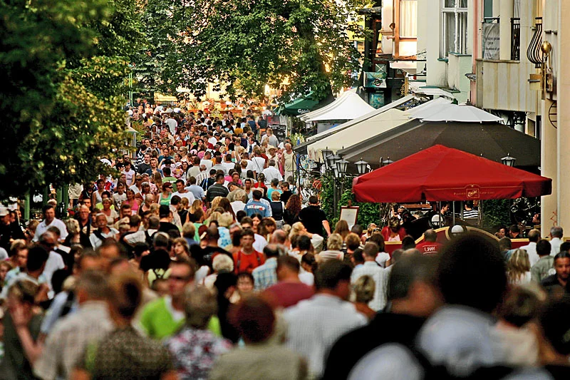 Mimo wzrastających na popularnym Monciaku w Sopocie wciąż jest tłoczno.
