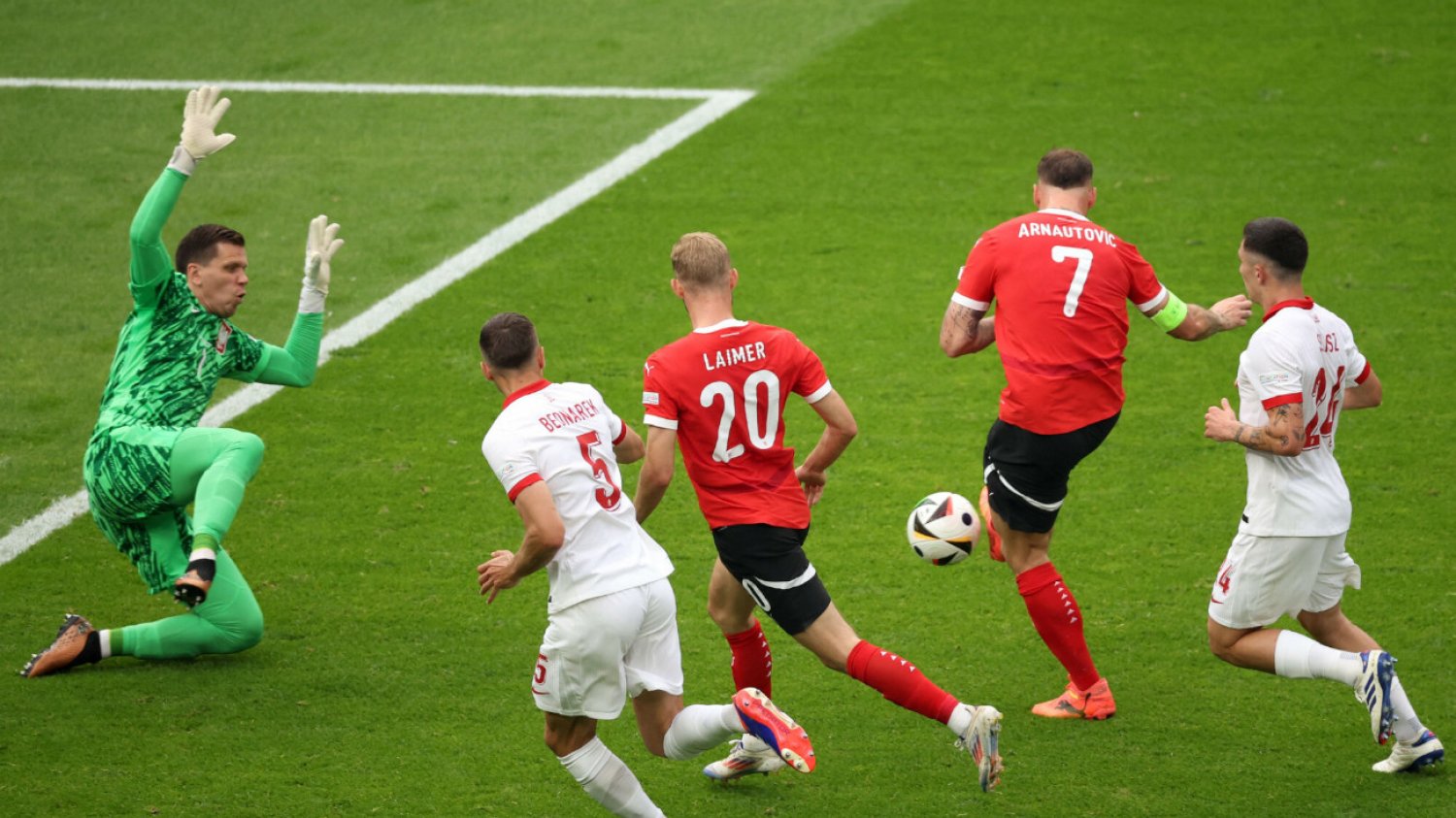 Wojciech Szczęsny (z lewej) wielokrotnie ratował Polskę przed utratą bramki w meczach z Holandią i Austrią.