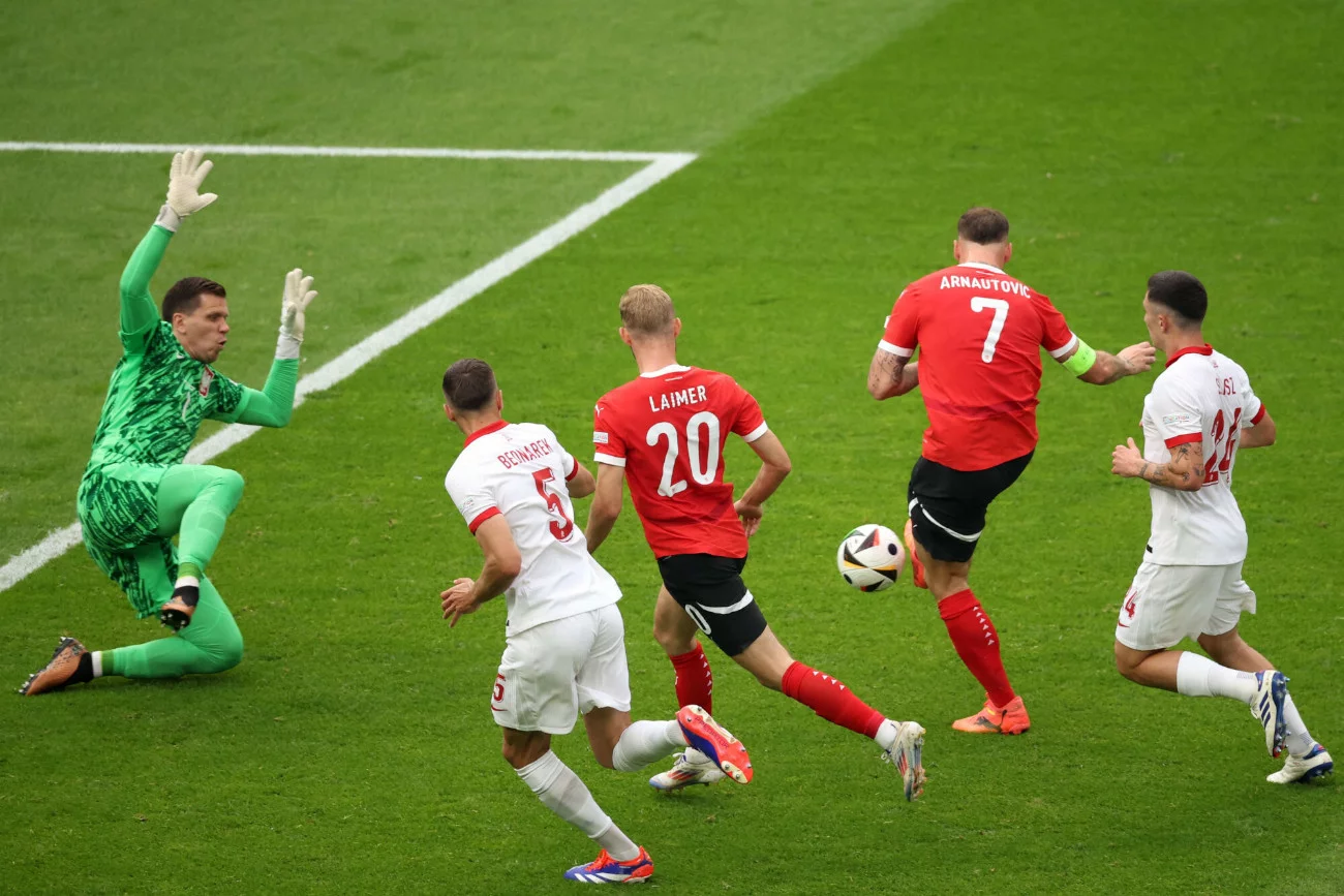 Wojciech Szczęsny (z lewej) wielokrotnie ratował Polskę przed utratą bramki w meczach z Holandią i Austrią.