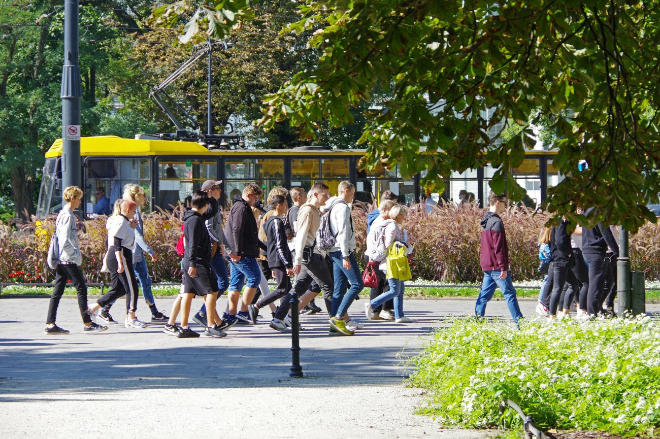 Dzieci w szkołach przebywają zbyt długo. Minister edukacji komentuje.