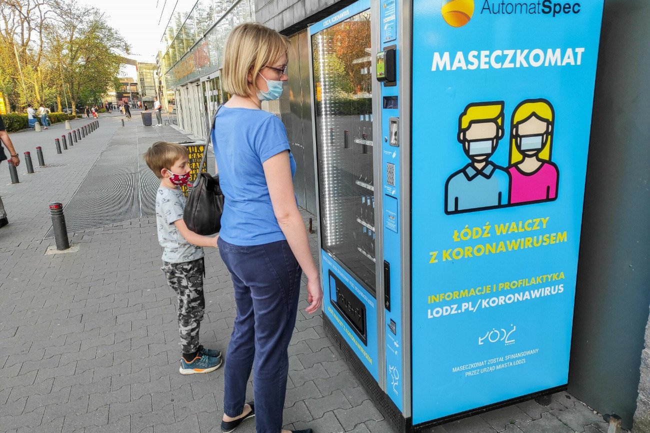 Czy na jesieni wrócą obowiązkowe maseczki w autobusach? Ekspert radzi: nie ma na co czekać