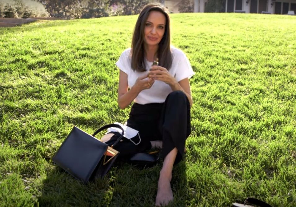 Angelina Jolie: co ma w torebce? Gwiazda zdradziła sekrety "Vogue" [VIDEO]