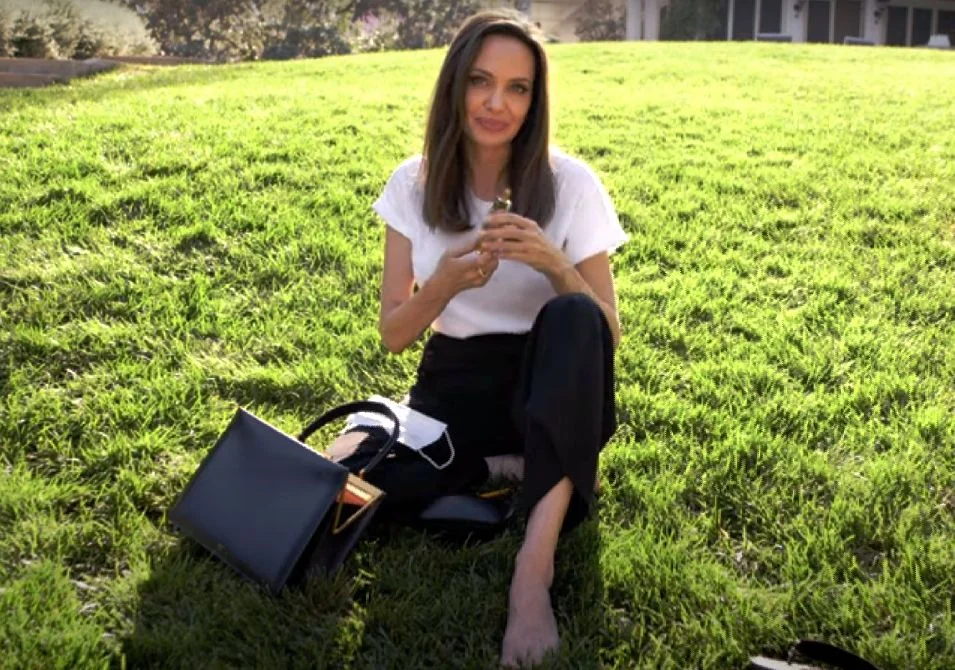 Angelina Jolie: co ma w torebce? Gwiazda zdradziła sekrety "Vogue" [VIDEO]
