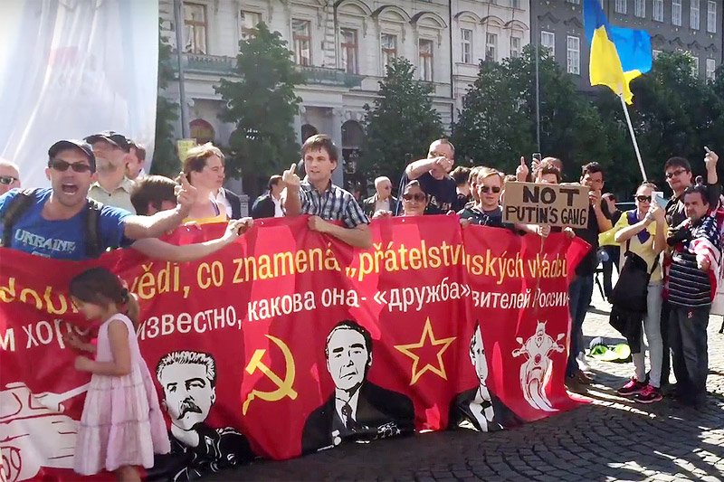 Rosyjscy motocykliści z Nocnych Wilków już chyba lepiej zapamiętają odmowę na polskiej granicy, niż powitanie w Pradze.