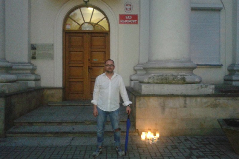 To nie jest spacerowicz. Ten mężczyzna (działacz PO) jednoosobowo protestuje w Sierpcu przeciwko uzależnieniu sądów od partii rządzącej.