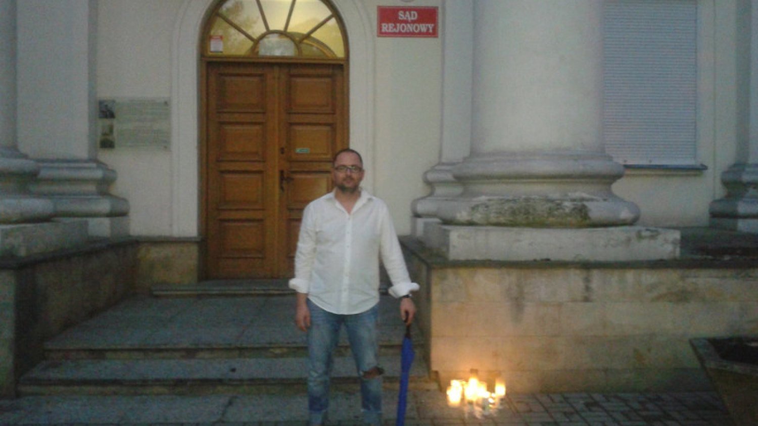 To nie jest spacerowicz. Ten mężczyzna (działacz PO) jednoosobowo protestuje w Sierpcu przeciwko uzależnieniu sądów od partii rządzącej.