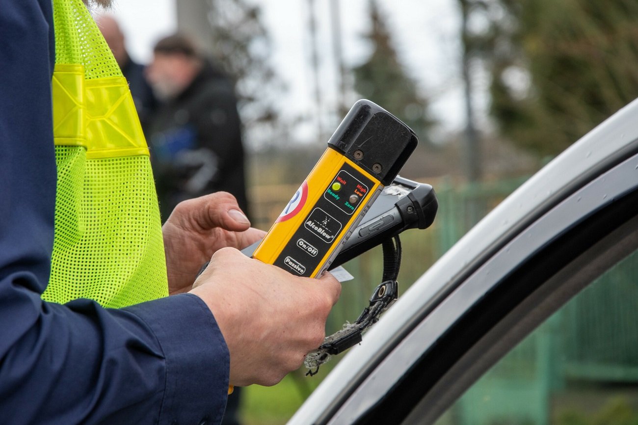 Proboszcz miał zostać przyłapany po jeździe pod wpływem alkoholu. (Zdjęcie poglądowe).