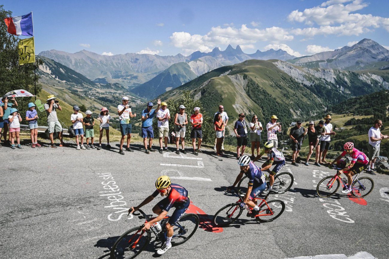 Przepiękna sceneria podczas 12. etapu 109 Tour de France. Thomas Pidcock zdobył słynny podjazd Alpe d'Huez.