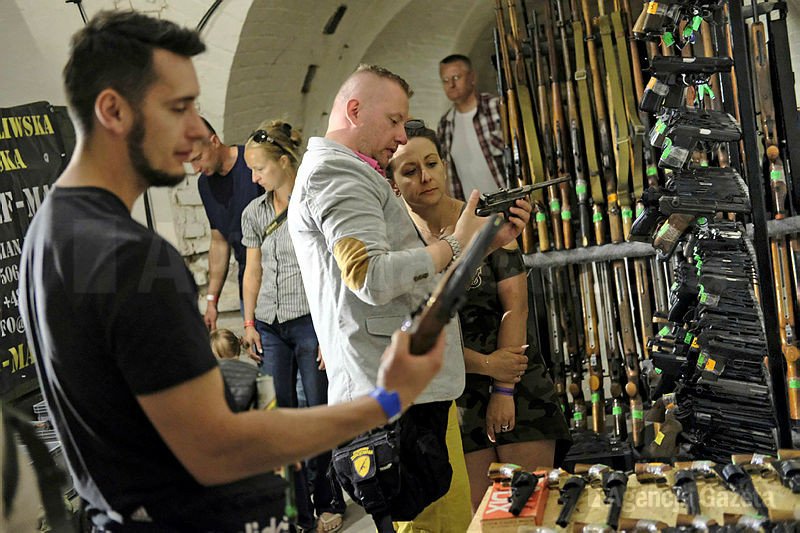 Politycy Kukiz'15, poseł Pięta i były prezydent Bronisław Komorowski chcą liberalizacji przepisów o dostępie do broni.