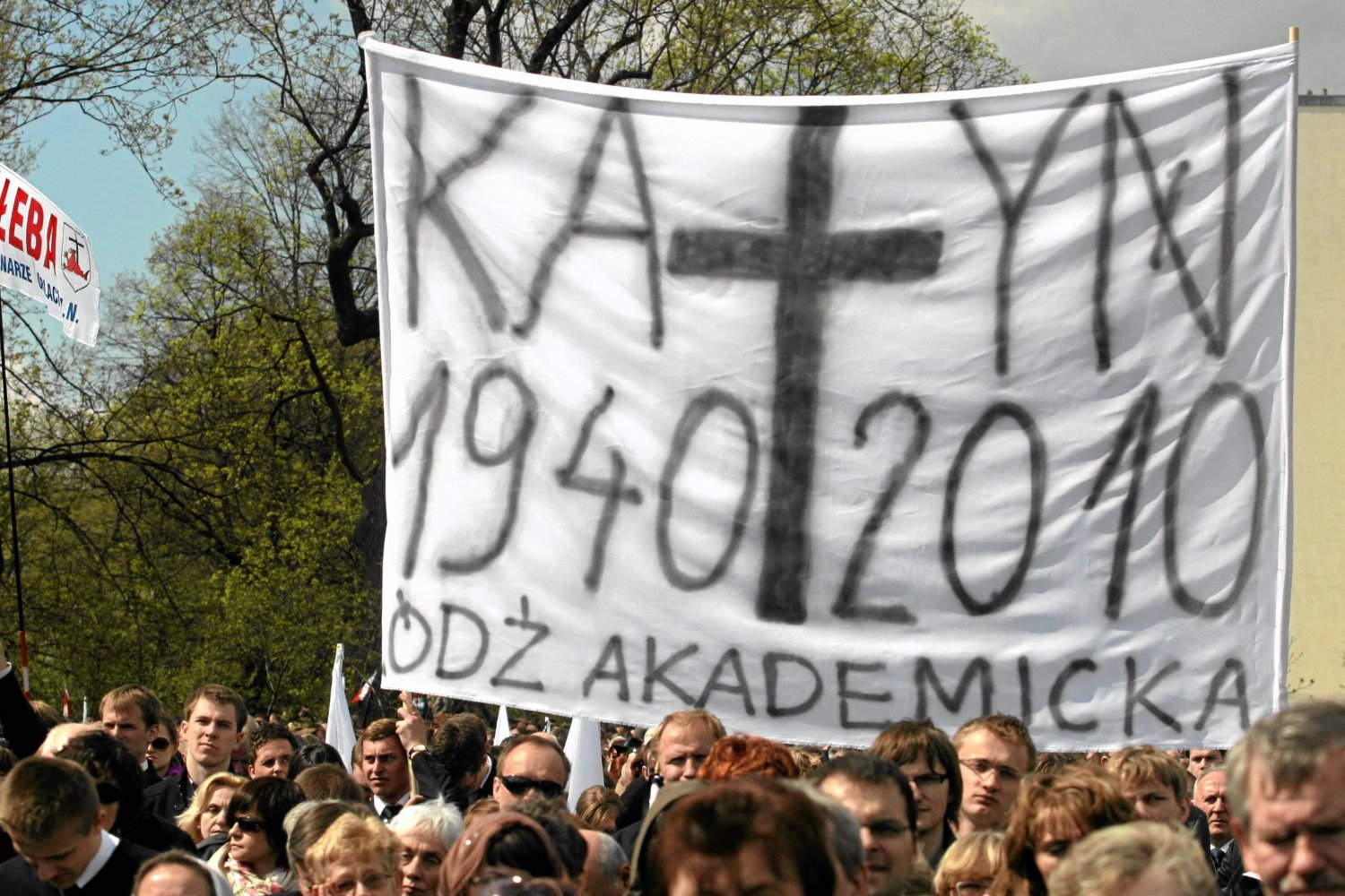 Warszawa, 2010 rok. Transparent z napisem "Katyń 1940 - 2010" na uroczystościach żałobnych na Placu Piłsudskiego ku czci ofiar katastrofy w Smoleńsku.
