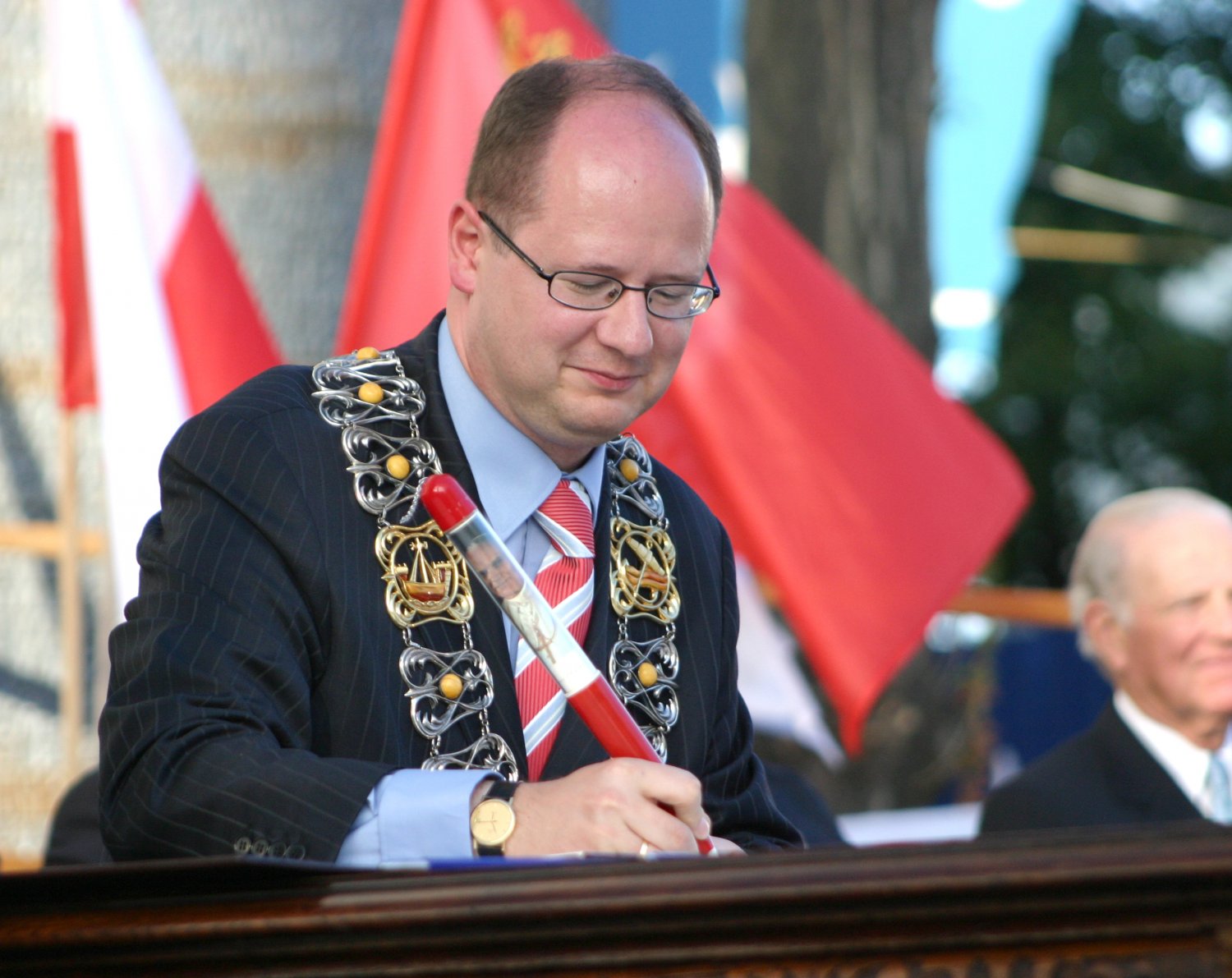 Prezydent Paweł Adamowicz podpisuje, wraz z ponad 20 premierami i prezydentami państw europejskich, Akt Założycielski Europejskiego Centrum Solidarności, 31 sierpnia 2005 r. (foto: M.Dzierżanowski)