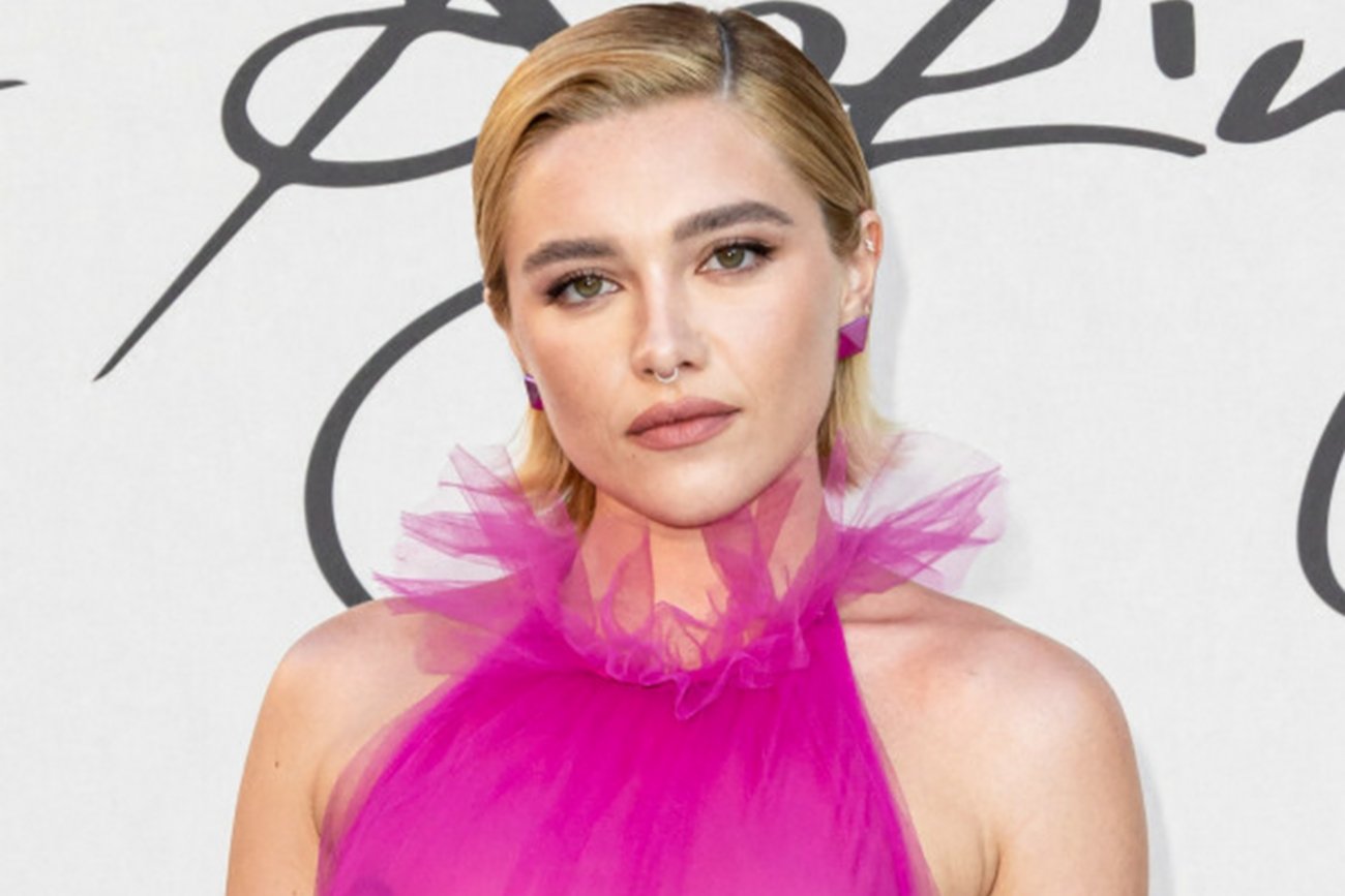 Florence Pugh wystąpiła na pokazie mody w sukni odsłaniającej sutki. Internauci zaczęli hejtować jej piersi.