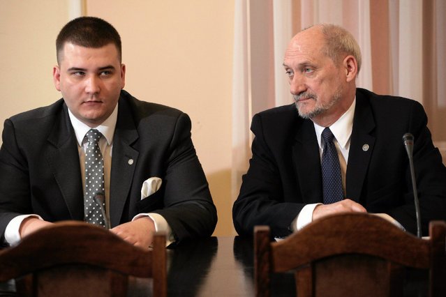 NIK kieruje sprawę do prokuratury, MON wyjaśnia. Jest odpowiedź ministerstwa w sprawie umów podpisanych przez Bartłomieja Misiewicza.