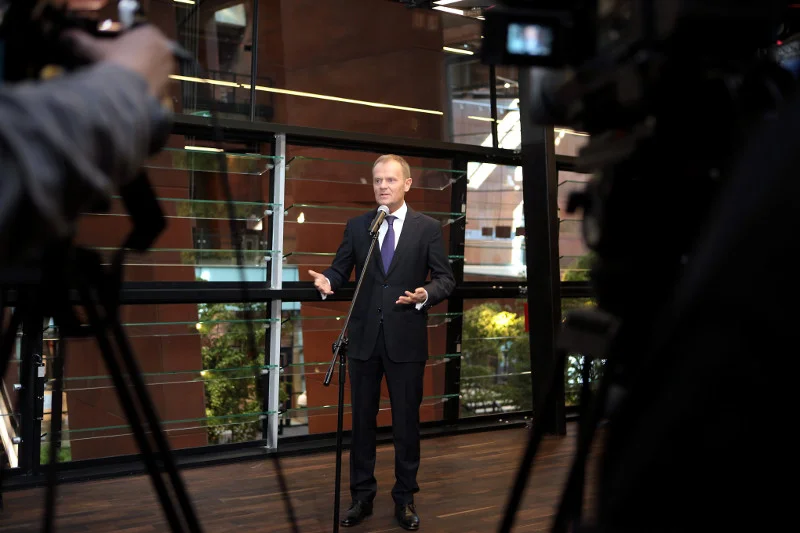 Donald Tusk wciąż dobrze się czuje w światłach fleszy.