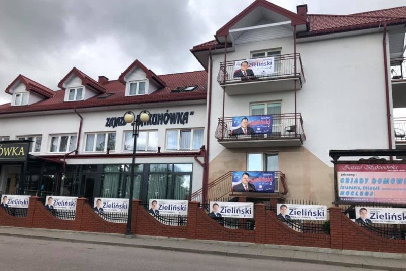 Banery wyborcze wiceministra Jarosława Zielińskiego pojawiły się na zajeździe w Sokółce.