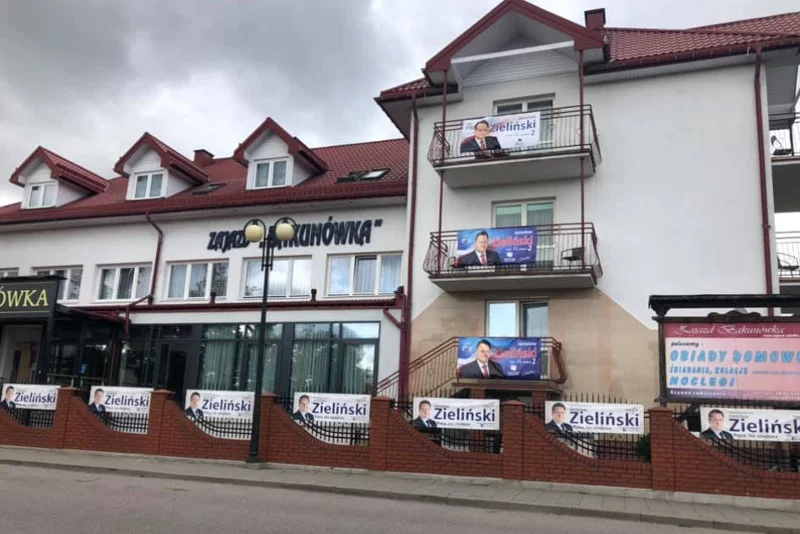 Banery wyborcze wiceministra Jarosława Zielińskiego pojawiły się na zajeździe w Sokółce.