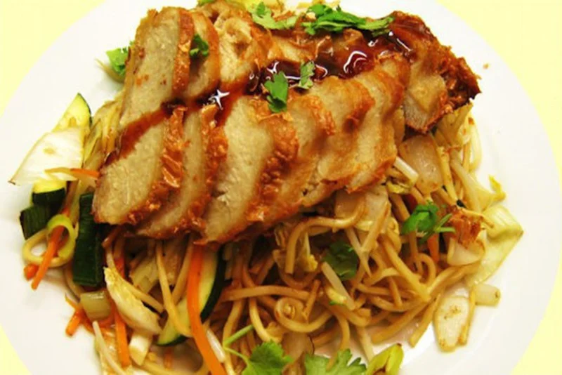 seitan z makaronem w Loving Hut