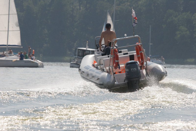 Pływając motorówką trzeba kierować się przede wszystkim rozsądkiem.
