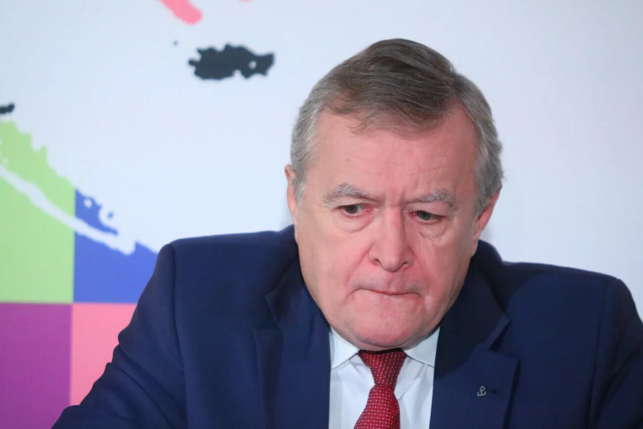 Piotr Gliński próbował zaatakować Donalda Tuska, ale mu nie wyszło.