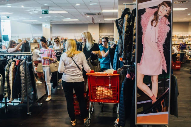 To, tamto, a może oba? Sklepowe dylematy w TK Maxxie objawiają się w pełnej krasie