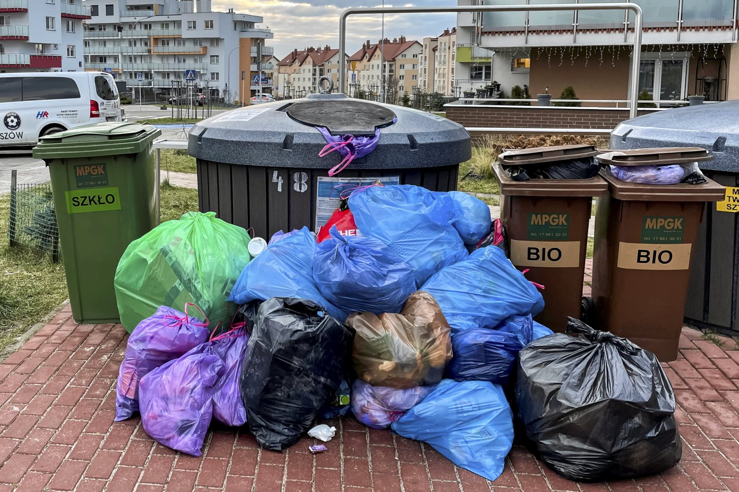 Fioletowe worki na stare ubrania w Kielcach. Od 1 października nowy system