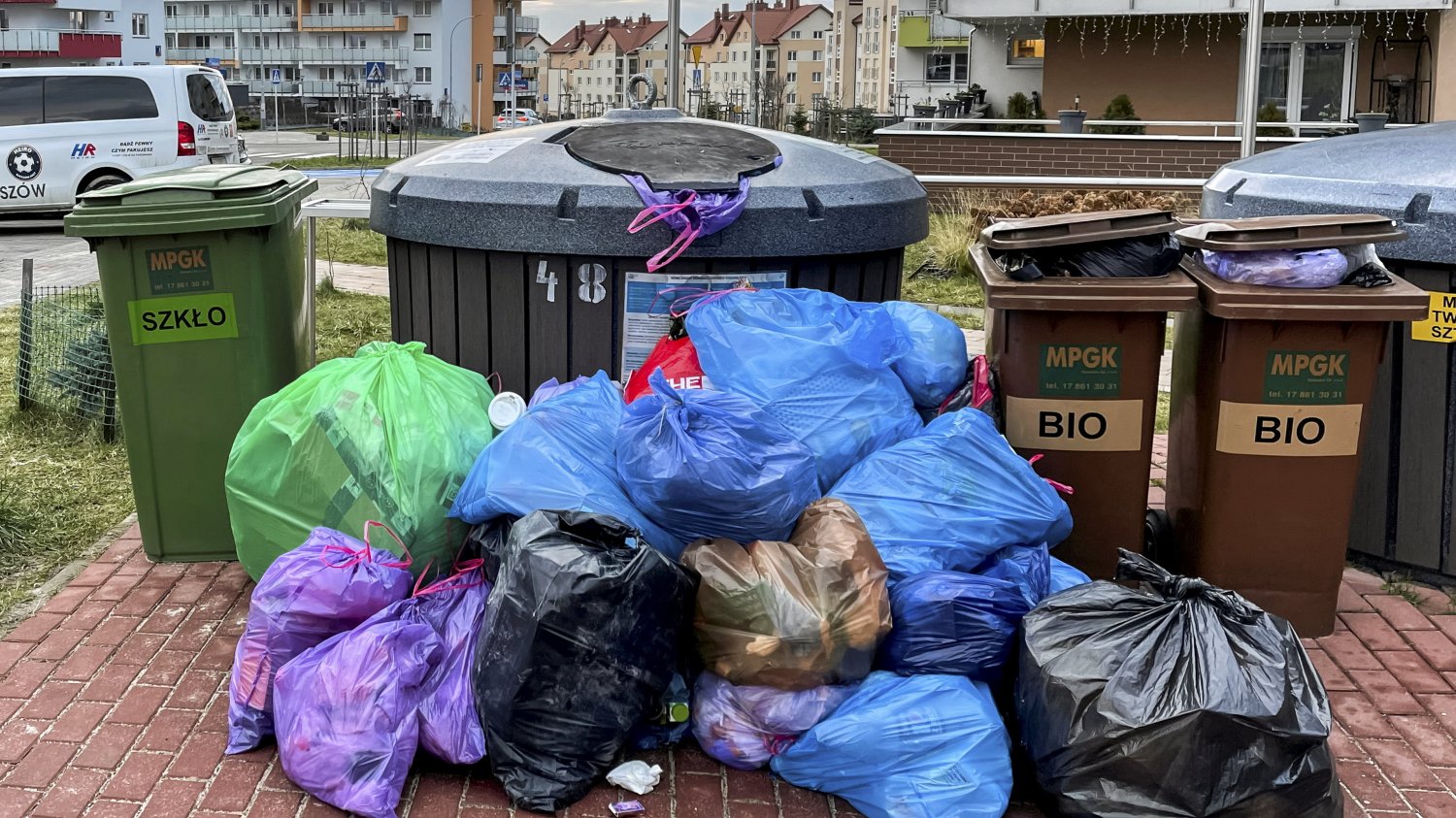 Kielce wprowadzają fioletowe worki na śmieci. Co do nich wyrzucać? Fioletowe worki na stare ubrania w Kielcach. Od 1 października nowy system