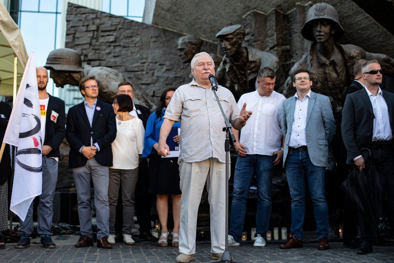 Lech Wałęsa przemawia podczas manifestacji w obronie Sądu Najwyższego