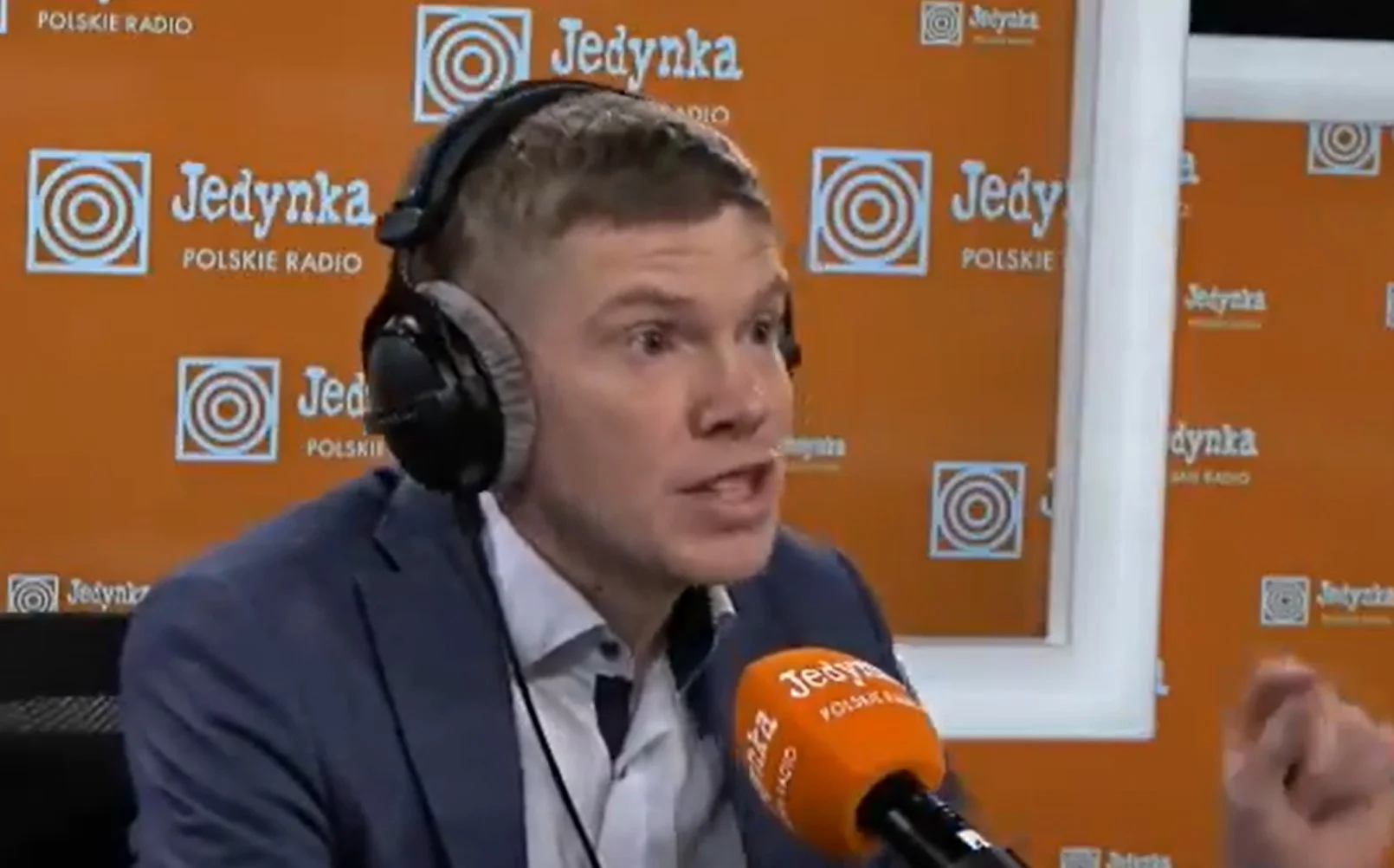 Dziennikarz radiowej Jedynki Krzysztof Świątek wytknął Robertowi Biedroniowi to, że nie chodzi do kościołą.