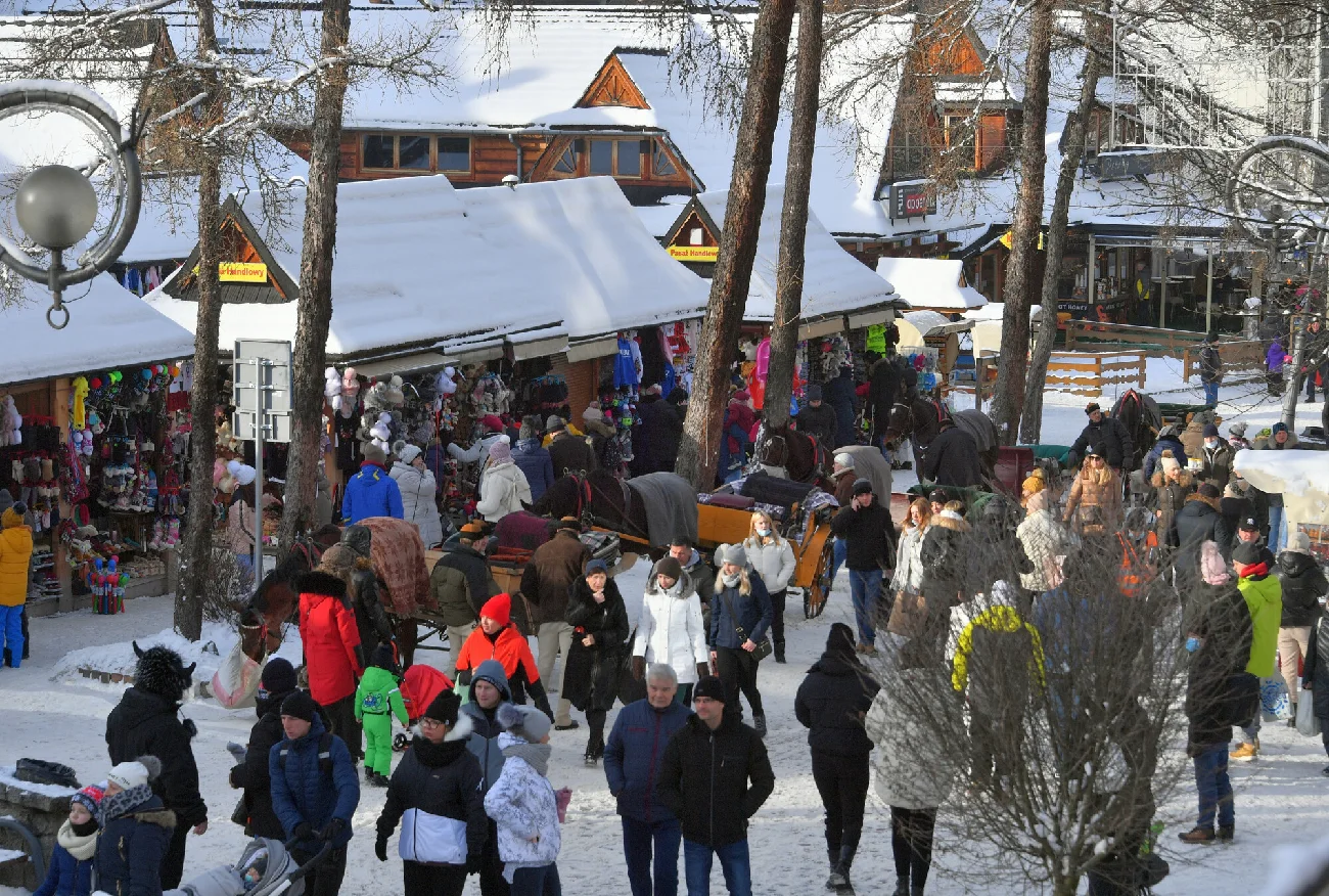 Zakopane. Ruszyły przygotowania do "Sylwestra marzeń" TVP. Do miejscowości turystycznej ruszyły tłumy.