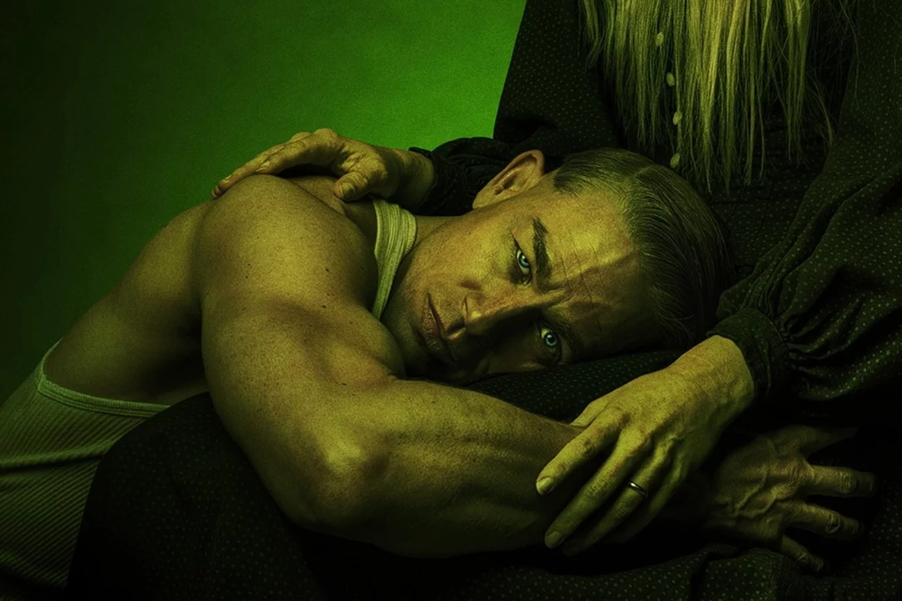 Charlie Hunnam na plakacie 3. sezonu antologii "Potwór"