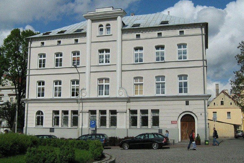 Budynek dawnego banku w Wołowie. Obecnie urząd miasta i gminy.
