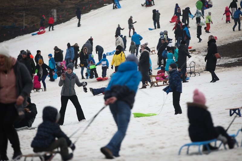 Tłumy w Podstolicach. Karetka nie mogła dojechać do dziecka.