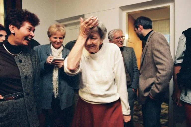 Wisława Szymborska dowiaduje się o przyznaniu jej literackiej nagrody Nobla.