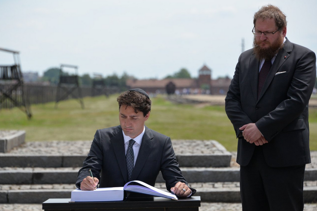 Justin Trudeau poruszony wizytą w Auschwitz.