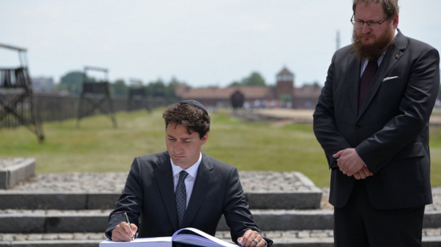 Justin Trudeau poruszony wizytą w Auschwitz.