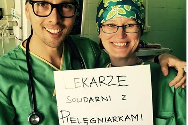 Lekarze wspierają pielęgniarki za pośrednictwem mediów społecznościowych.