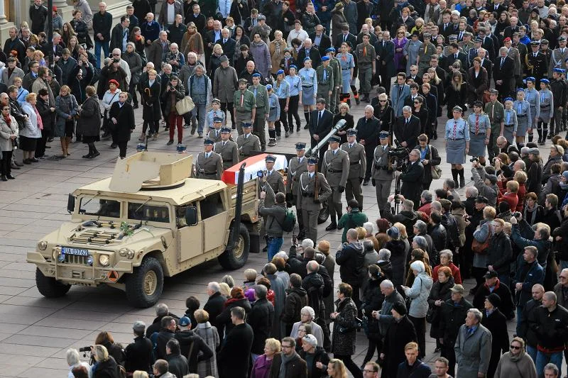 Po drodze premiera żegnali zgromadzeni warszawiacy.