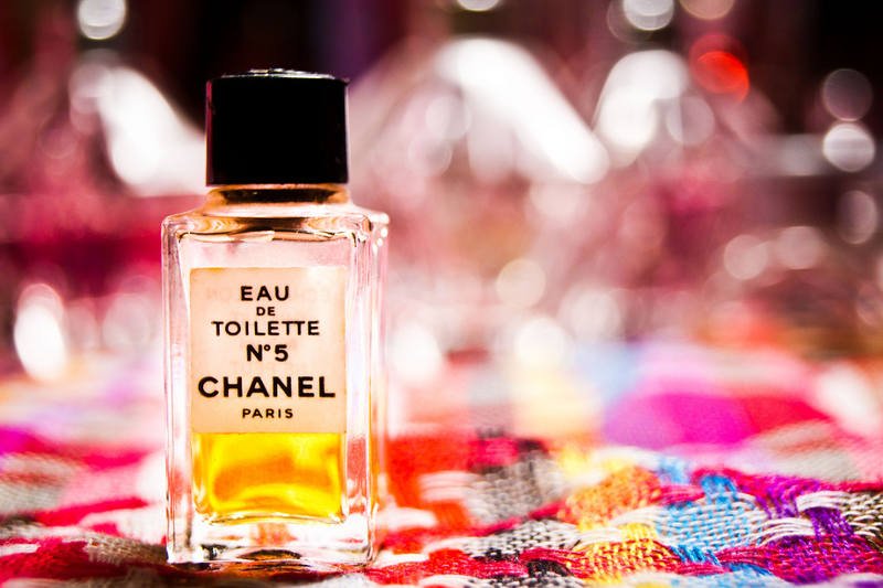 W świecie perfum każdy szczegół ma znaczenie. Nawet kolor flakonu, jak i to, w jaki sposób perfumy użytkujemy