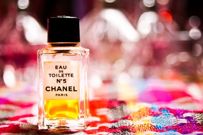 W świecie perfum każdy szczegół ma znaczenie. Nawet kolor flakonu, jak i to, w jaki sposób perfumy użytkujemy