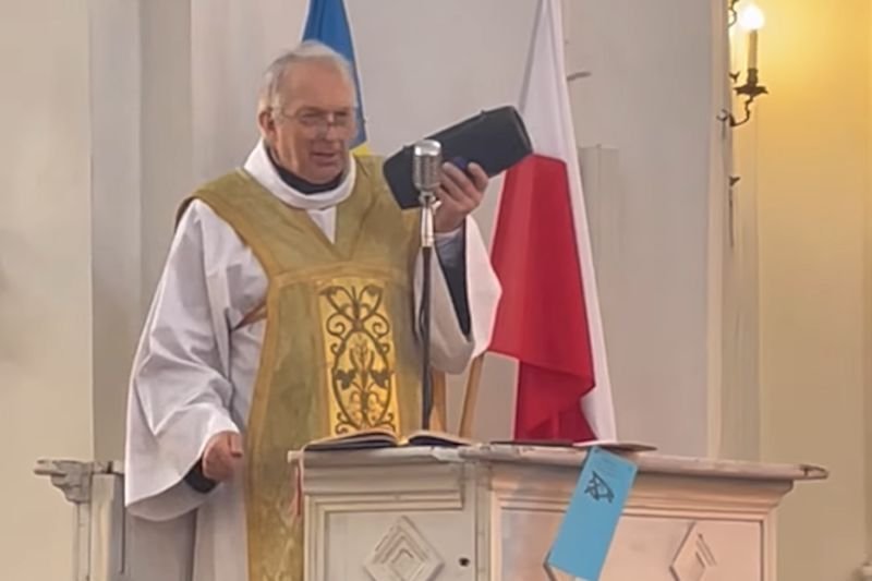 Ks. Drozdowicz zainicjował śpiewanie "Czerwonej kaliny" w warszawskim kościele. Archidiecezja Warszawska komentuje sytuację