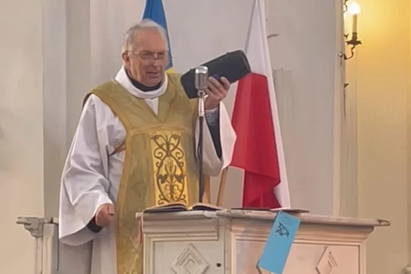 Ks. Drozdowicz zainicjował śpiewanie "Czerwonej kaliny" w warszawskim kościele. Archidiecezja Warszawska komentuje sytuację