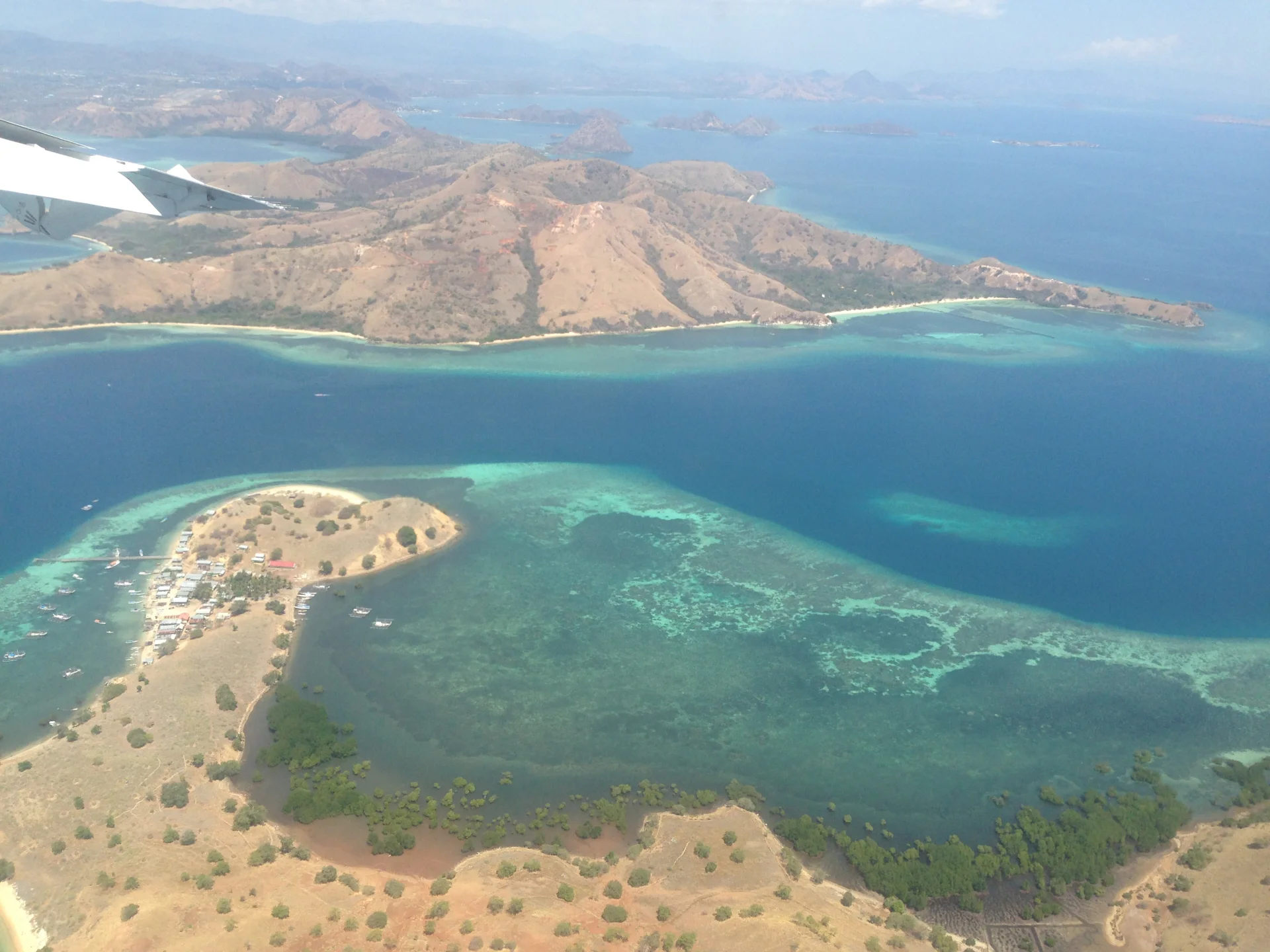 Małe Wyspy Sundajskie Wschodnie widziane z pokładu śmigłowca w drodze do Labuan Bajo. Indonezja.