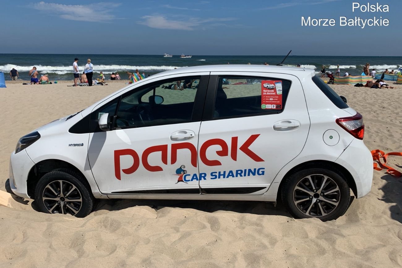Samochód na plaży we Władysławowie. Zdjęcie z fanpage firmy Panek.