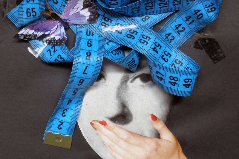 „Moje myśli oplata centymetr. Muszę mierzyć i ważyć ciało, by je sprawdzać. Im mniejsza jest wartość, którą wtedy odczytuję, tym wyższe jest poczucie piękna i siły” – pisze Marta Motyl