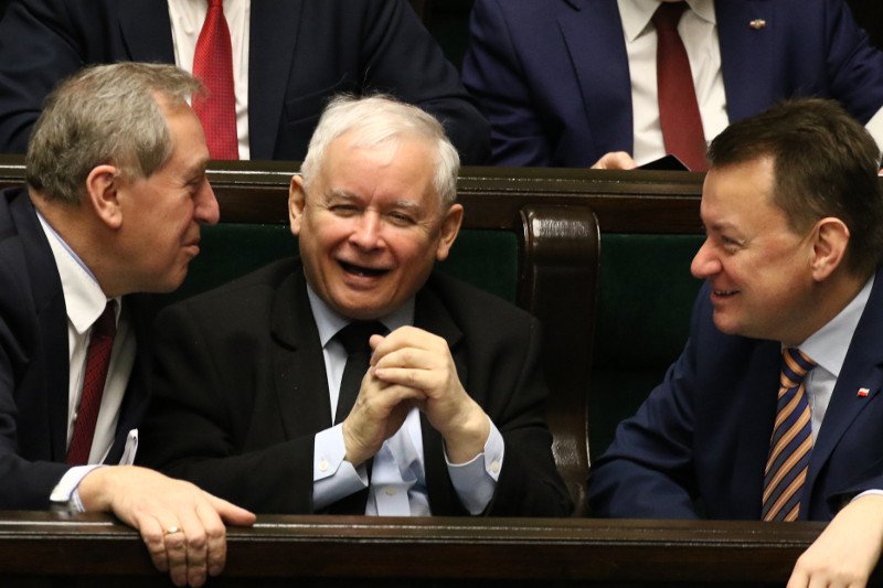 Dlaczego PiS ma wysokie poparcie w sondażach? IPSOS odnosi się do teorii spiskowej, jaka krąży po internecie.