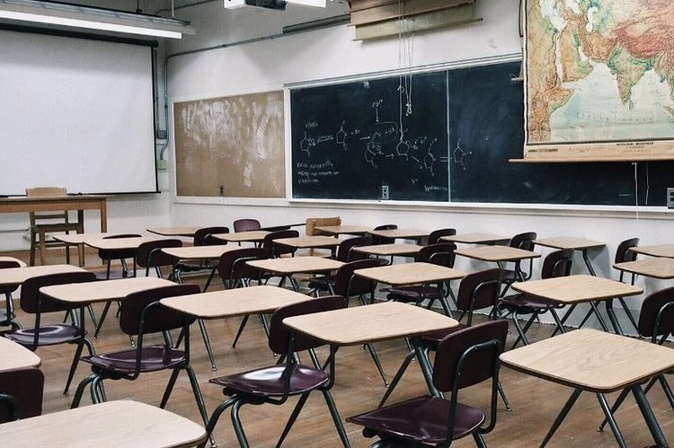 Zmarła zakażona koronawirusem pedagog z podstawówki z Osieku nad Wisłą.