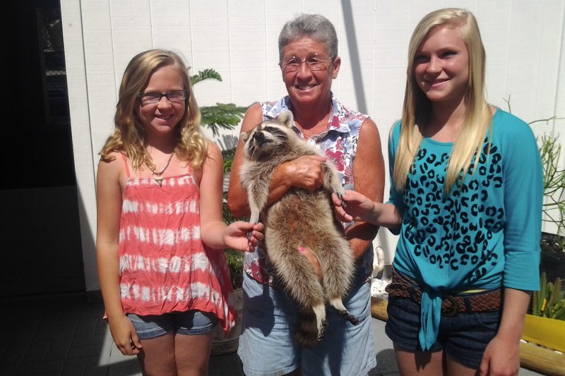 Przyrodniczka Dorothy Lee w towarzystwie ocalonego przez siebie niewidomego szopa Troupera promuje w społeczeństwie empatię do dzikich zwierząt